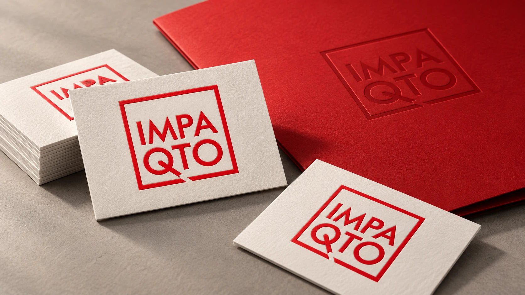 Mockup de papelería con el logotipo rojo Impaqto